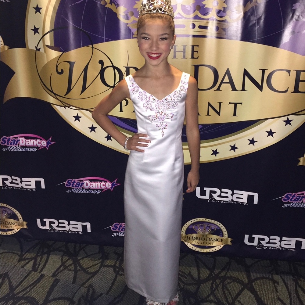 Gorgeous White Gown w/Swarovski Crystals (size 10)